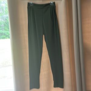 NWOT straight leg, army green pants.  Size 4, never worn.  Casual or dress wear.